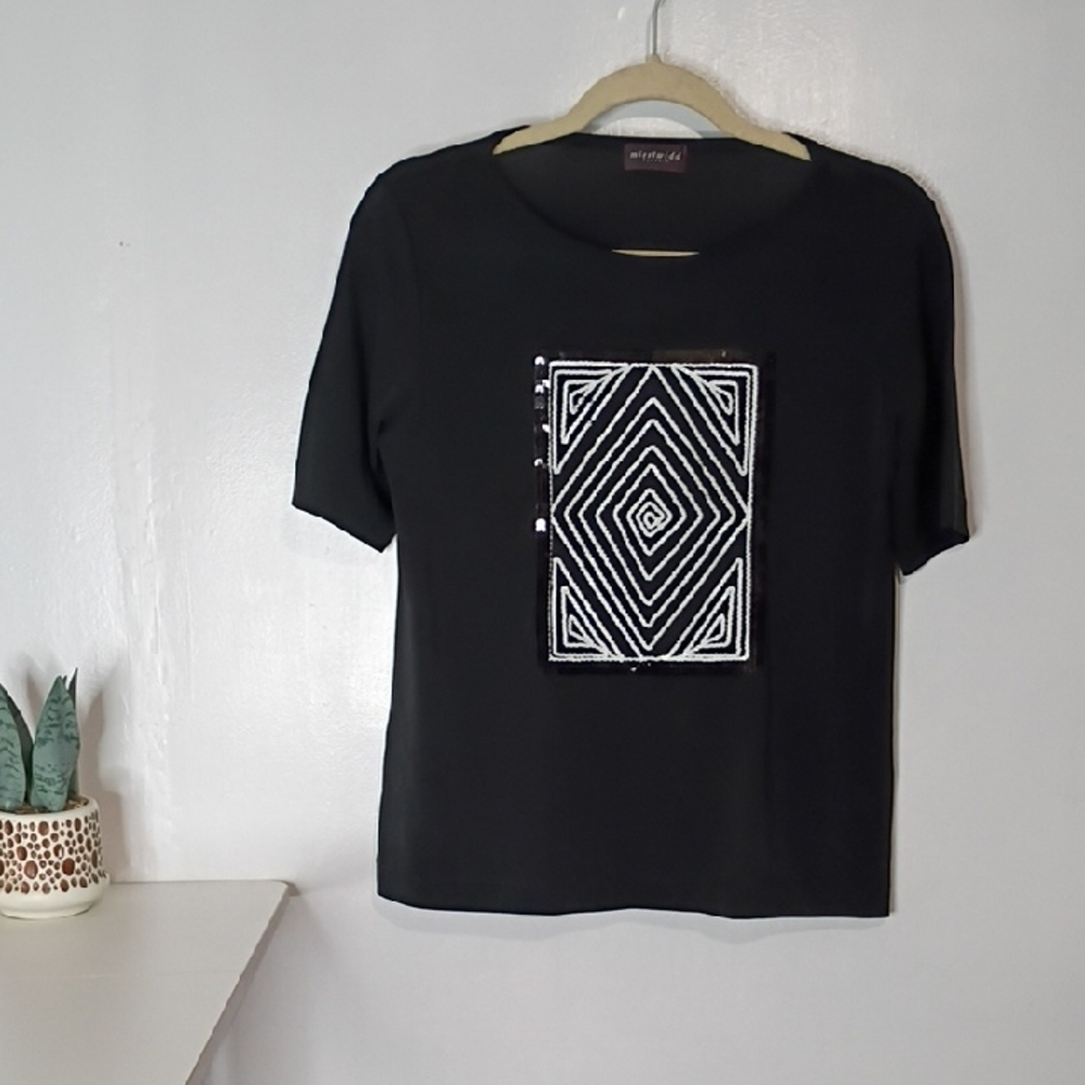 Misstwidd Classic Black Geometric Print Top Short Sleeve Women’s Medium Luxury